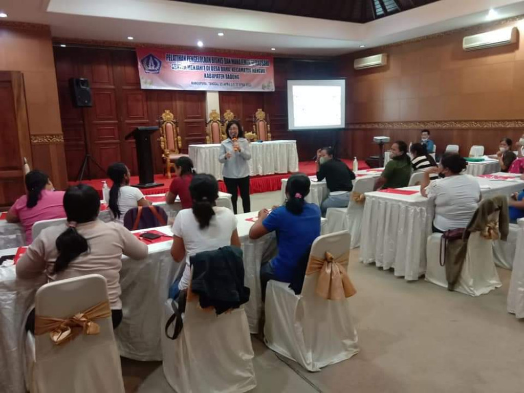 Pembukaan Pelatihan Pengelolaan Bisnis dan Manajemen Wirausaha Sentra Menjahit Desa Baha, Kecamatan Mengwi Di Hotel Made Bali Dari Tanggal 25 s.d 30 April 2022